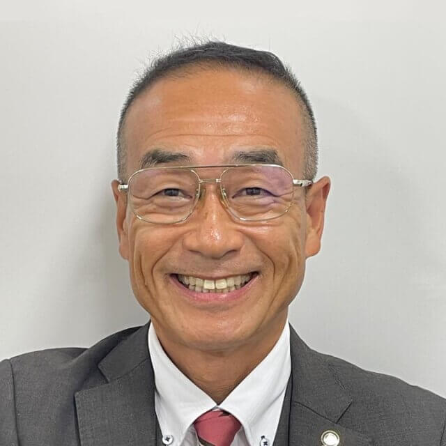 貫山　進 氏