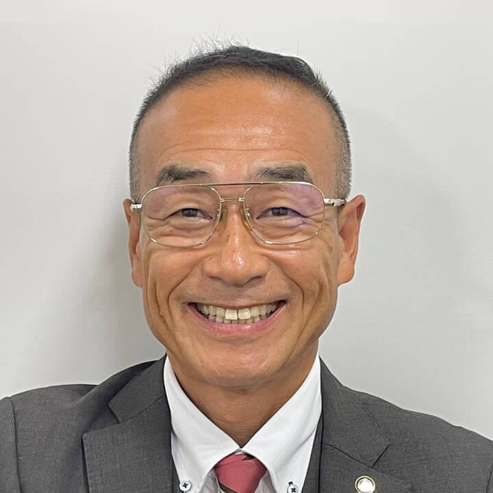 貫山　進 氏