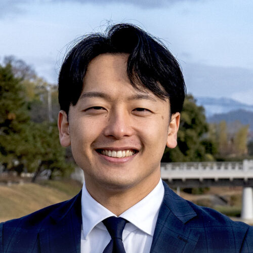 新実 彰平 氏