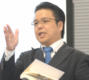 亀井 英孝 氏