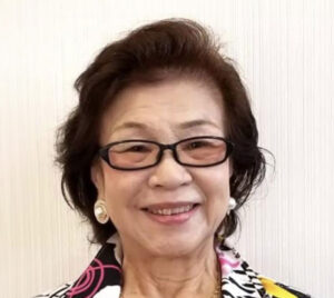 國場 佳代氏