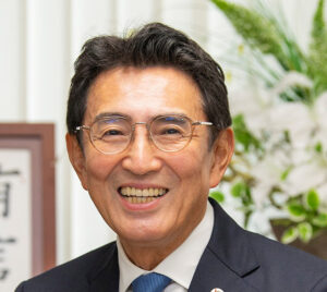 横町 芳隆氏